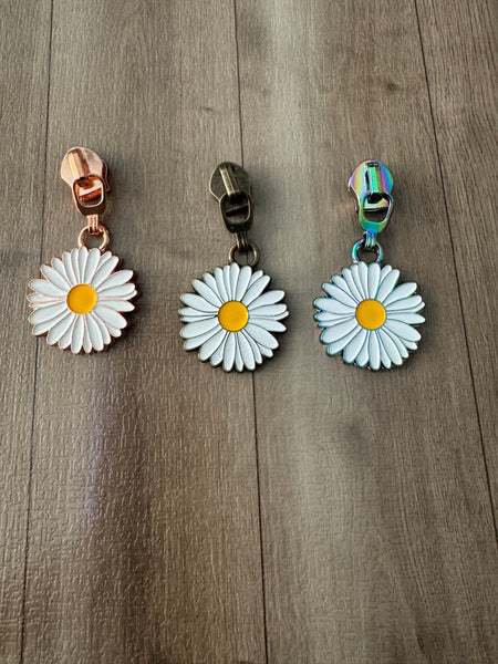 Daisy Zipper Pull - Exclusive Design