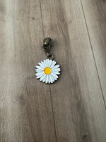 Daisy Zipper Pull - Exclusive Design